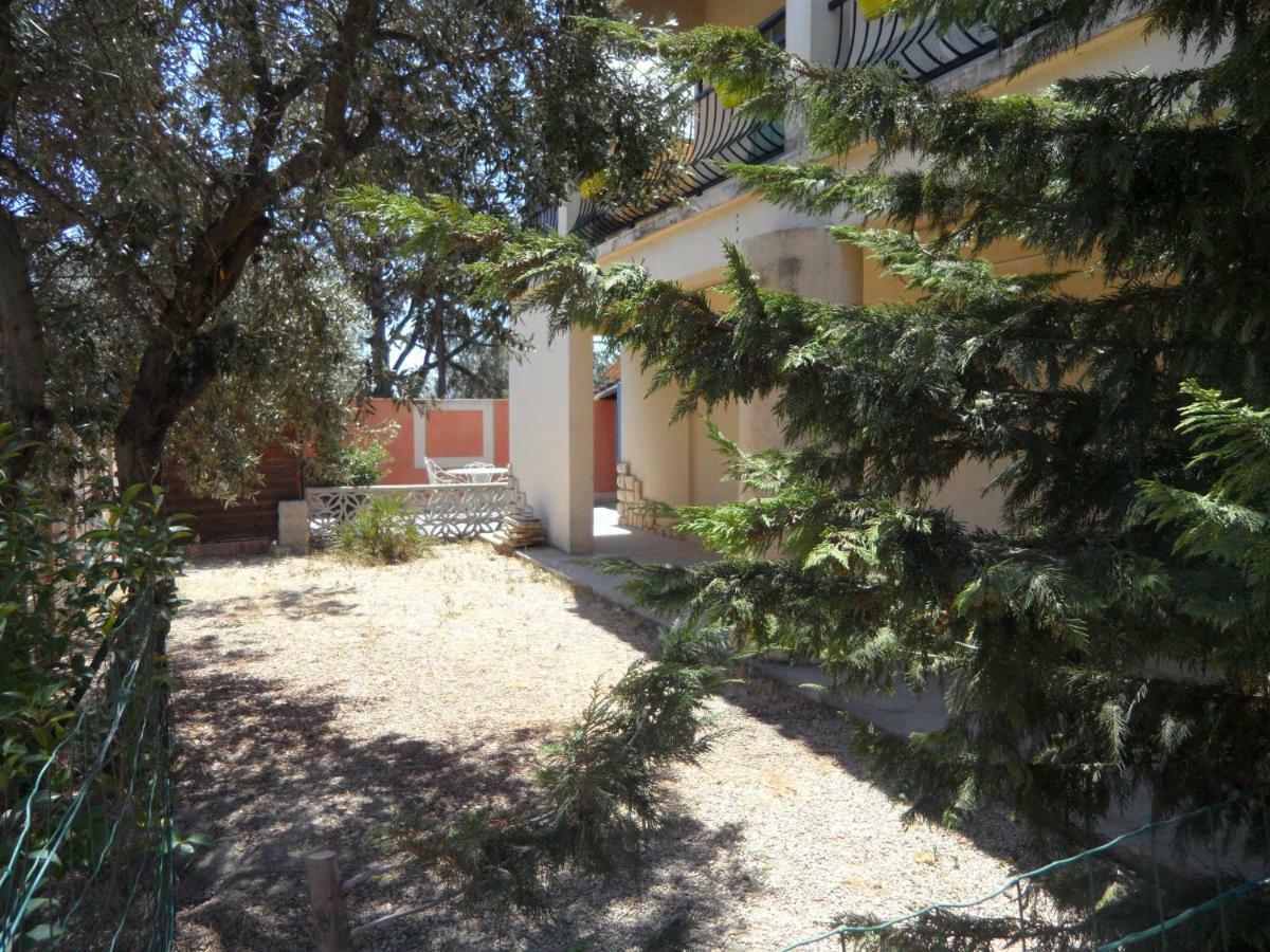 Mas Vincent La Fare-les-Oliviers Exterior foto